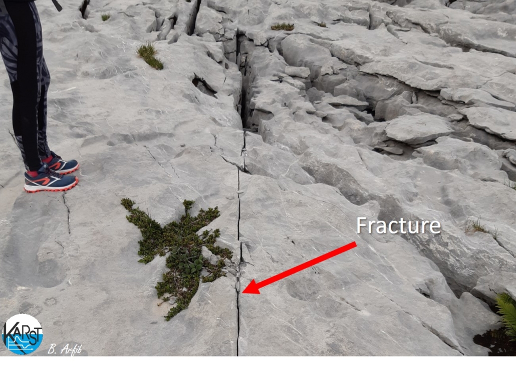 Fracture générant une discontinuité dans la roche calcaire qui sera élargie par l’eau par dissolution karstique